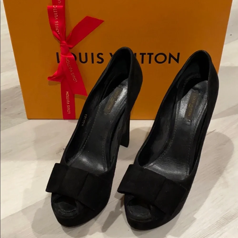 Louis Vuitton Black Suede Heels with Bow - 38.5 - Picture 2 of 5